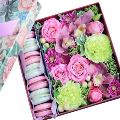 Цветы в коробке с макарунами "Валентинов день"